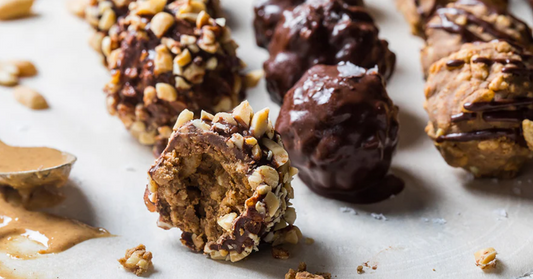Bouchées protéinées au chocolat et beurre d'arachide - La Boite à Grains