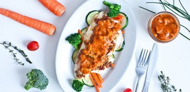 Papillote de tilapia, petits légumes et sauce ratatouille